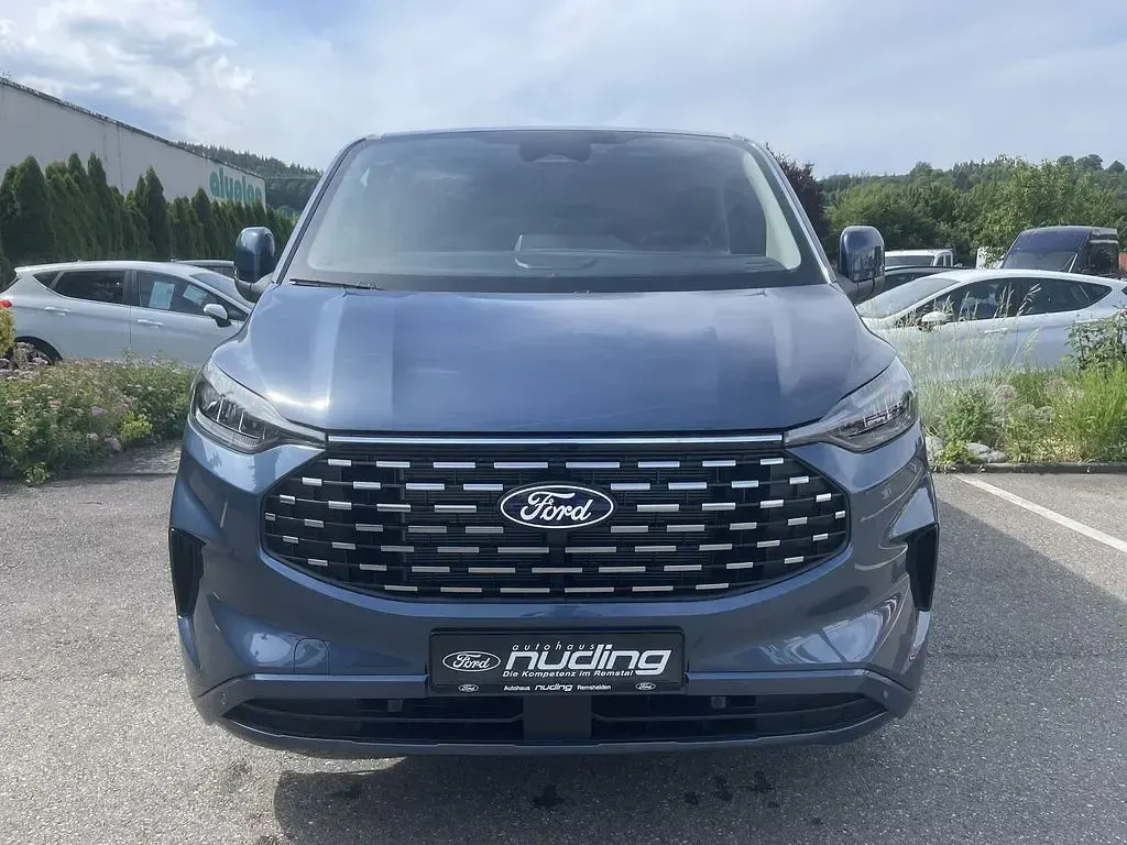 Neu Ford Tourneo Custom Titanium 170 PS (125 kW) 2026 Chromablau Van