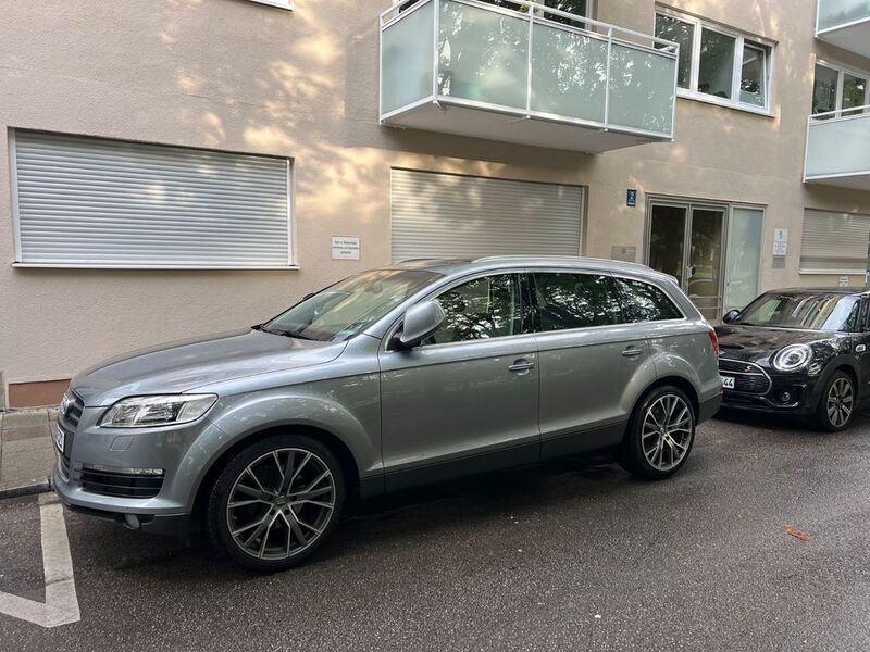 Grau Gebraucht 2006 Audi Q7 Ambiente SUV | 22.999 € - Bild 1/4