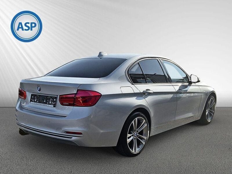 Gebraucht BMW 330 Sport Line 252 PS (185 kW) 2015 Glaciersilber metallic Limousine