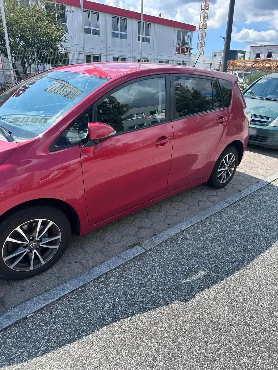 Gebraucht Toyota Verso 147 PS (108 kW) 2014 Rot Van / Kleinbus