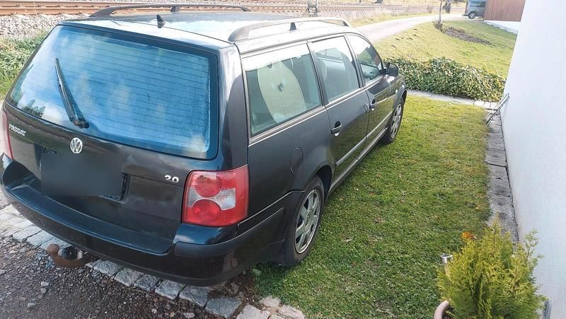 Schwarz Gebraucht 2002 VW Passat Kombi | 300 € (Superpreis) - Bild 1/4