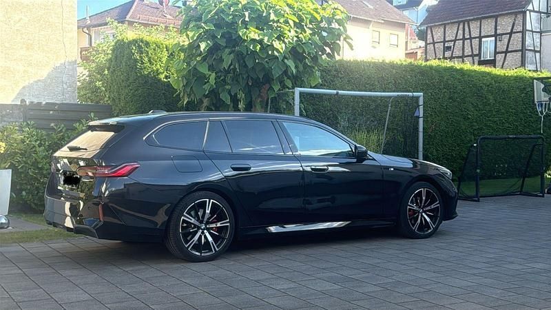 Schwarz Gebraucht 2024 BMW 520 M Sport Kombi | 54.800 € (Superpreis) - Bild 1/4