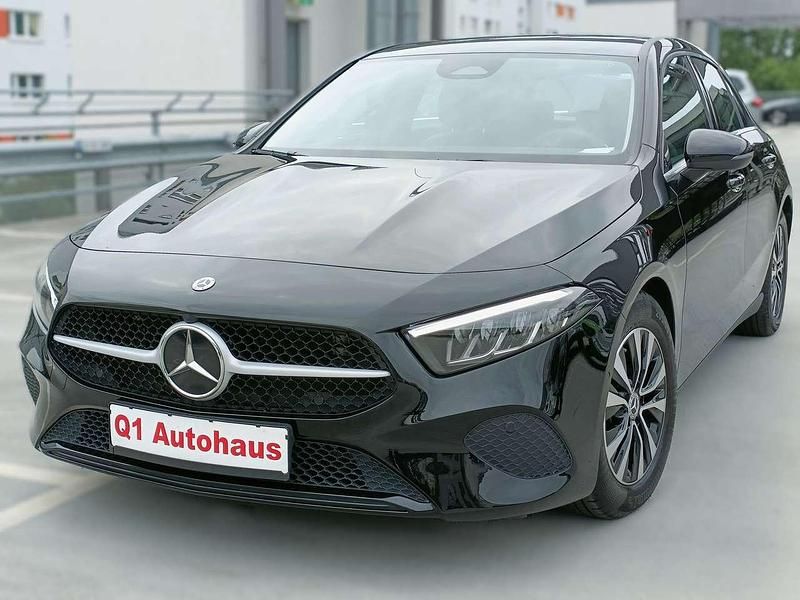 Nachtschwarz Gebraucht 2023 Mercedes A200 Premium Limousine | 23.950 € (Guter Preis) - Bild 1/4