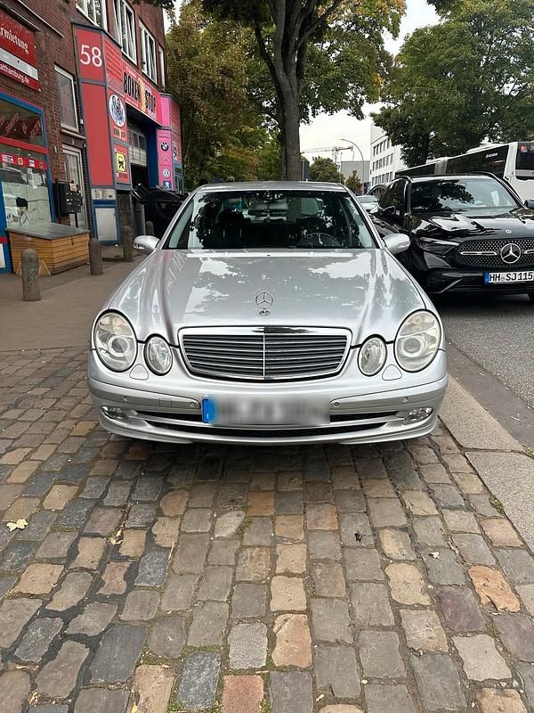 Silber Gebraucht 2003 Mercedes E240 Limousine | 4.200 € (Fairer Preis) - Bild 1/4