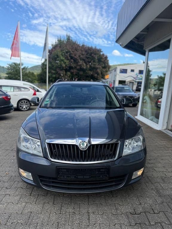 Silber Gebraucht 2011 Skoda Octavia Limousine | 4.099 € (Guter Preis) - Bild 1/4