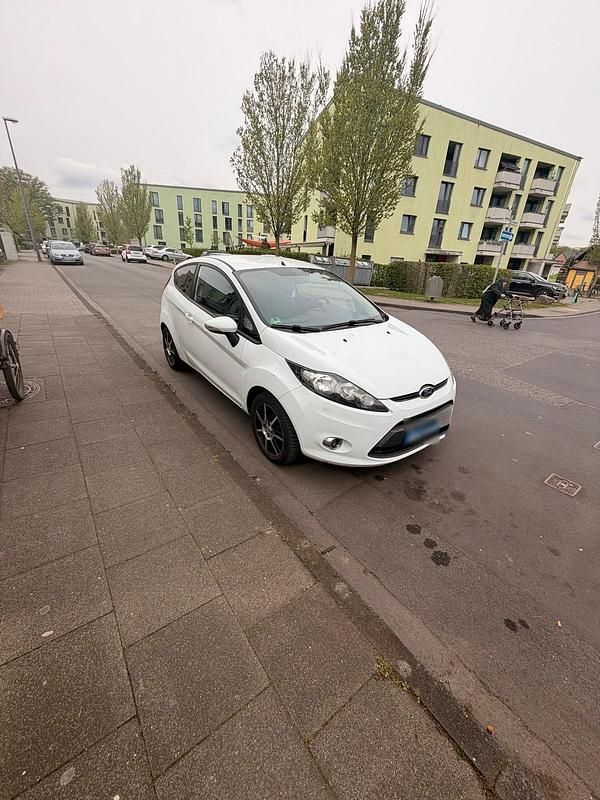 Gebraucht Ford Fiesta 60 PS (44 kW) 2011 Weiß Kleinwagen