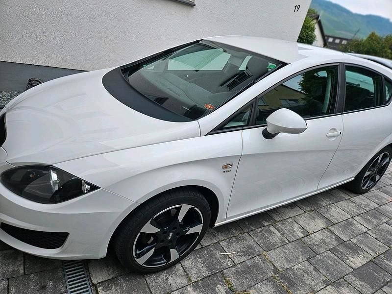 Weiß Gebraucht 2011 Seat Leon Reference Limousine | 3.300 € (Fairer Preis) - Bild 1/4