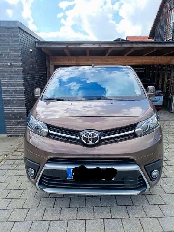 Gebraucht Toyota Proace 177 PS (130 kW) 2018 Braun Van / Kleinbus