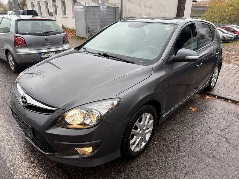 Grau Gebraucht 2010 Hyundai i30 Comfort Limousine | 3.790 € (Fairer Preis) - Bild 1/4