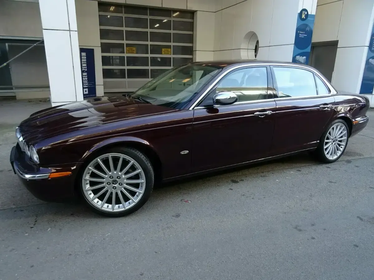 Używany Jaguar XJ 396 KM (291 kW) 2006 Purpurowy Sedan/Limuzyna