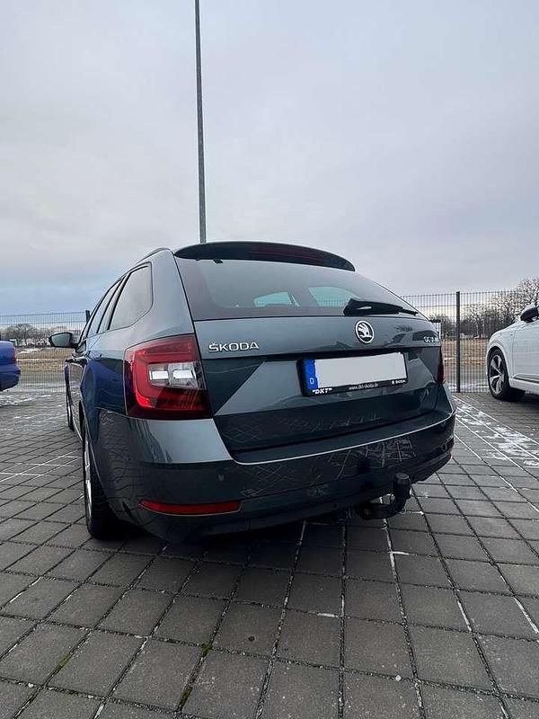 Gebraucht Skoda Octavia Clever 179 PS (131 kW) 2017 Grau Kombi