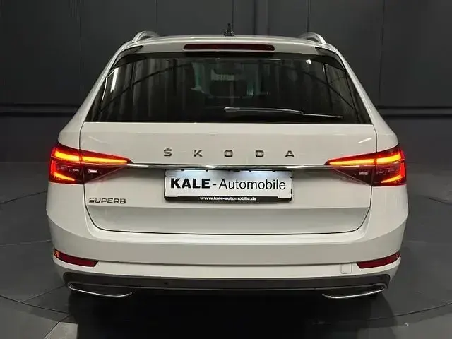 Gebraucht Skoda Superb LAURIN & KLEMENT 200 PS (147 kW) 2023 Weiss Kombi