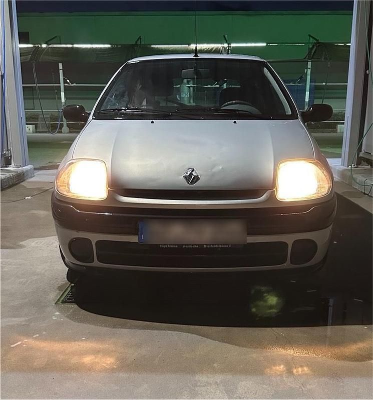 Grau Gebraucht 2000 Renault Clio II Kleinwagen | 999 € (Fairer Preis) - Bild 1/4