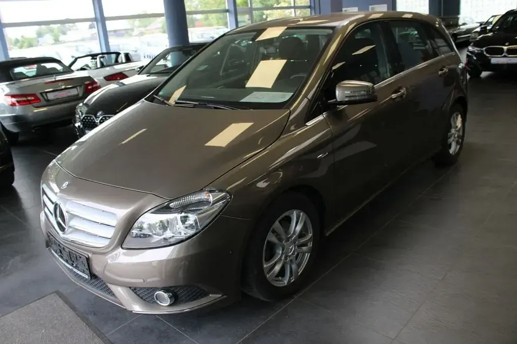 Gebraucht Mercedes B180 122 PS (89 kW) 2012 Braun Kleinwagen