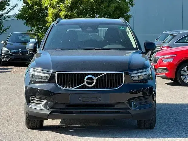Gebraucht Volvo XC40 Momentum 129 PS (94 kW) 2021 Onyx black / metallic SUV
