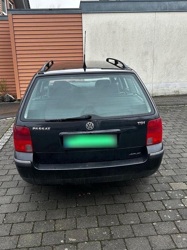 Second-hand VW Passat Basis 90 CP (66 kW) 2000 Negru Break
