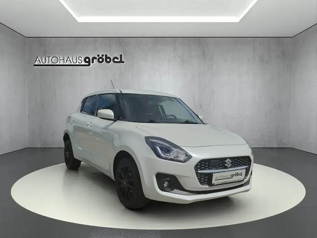 Używany Suzuki Swift 83 KM (61 kW) 2022 Biały Hatchback