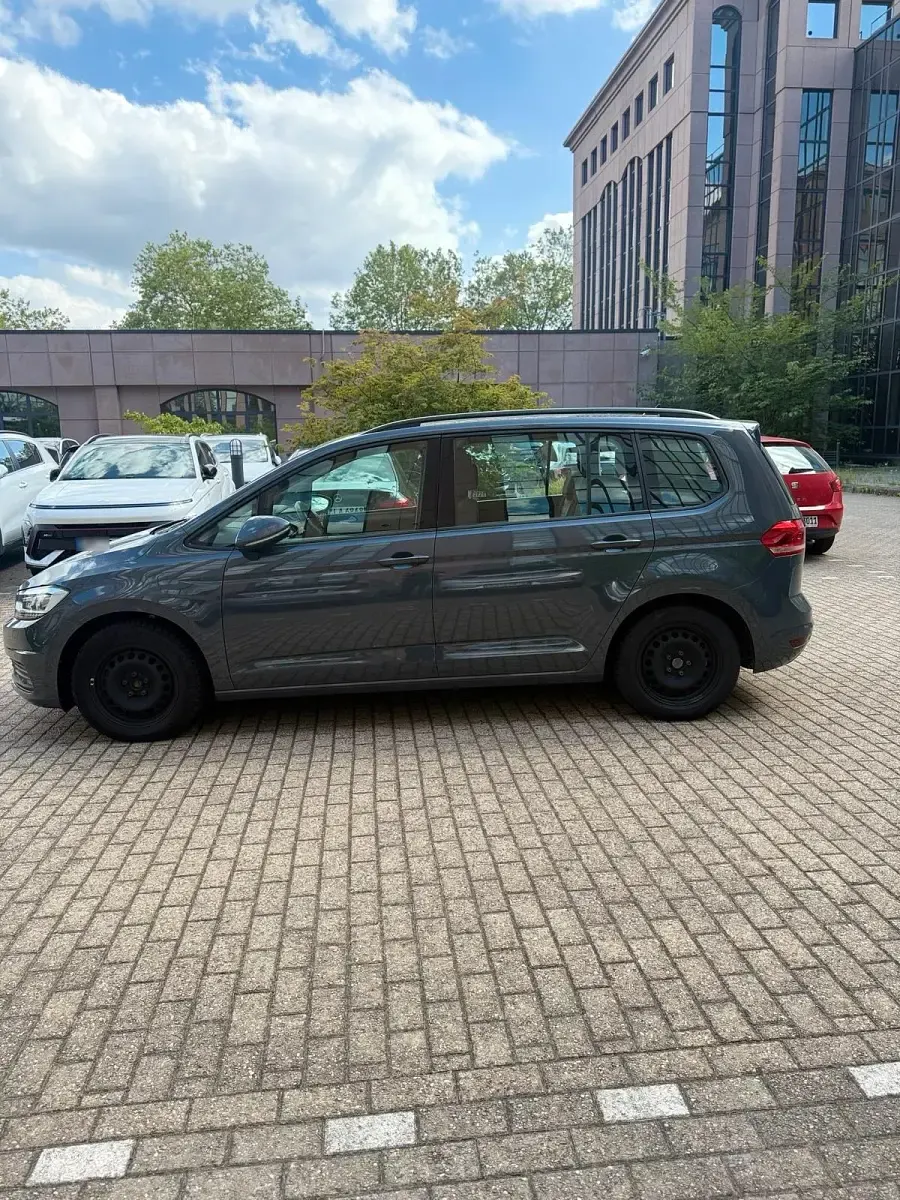 Gebraucht VW Touran 150 PS (110 kW) 2023 Grau Van / Kleinbus
