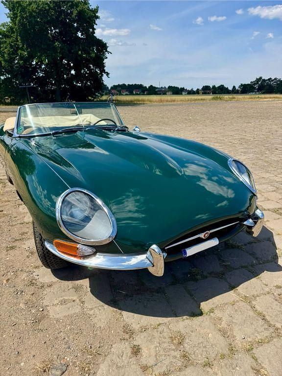 Begagnad Jaguar E-Type 360 HK (264 kW) 1962 Grön Cab