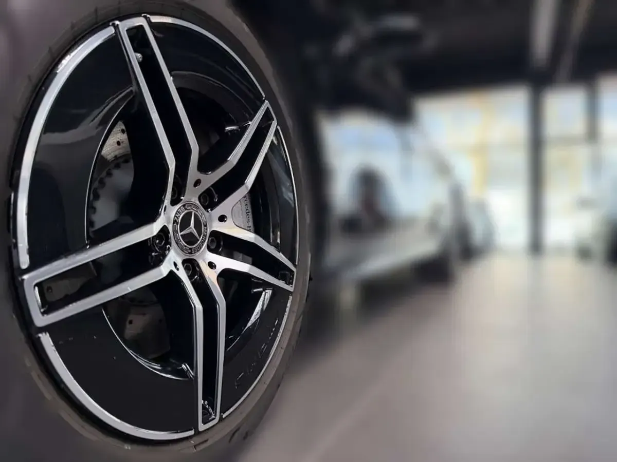Gebraucht Mercedes E220 AMG 197 PS (144 kW) 2025 Blau Limousine