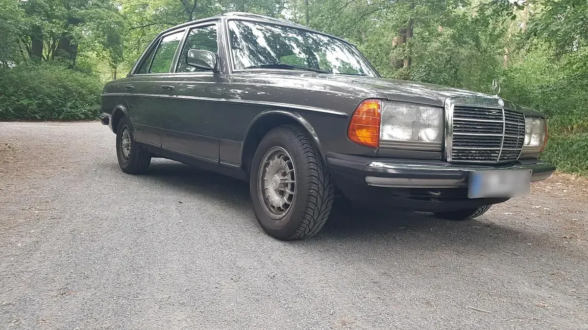 Gebraucht Mercedes E230 1981 Gold Limousine