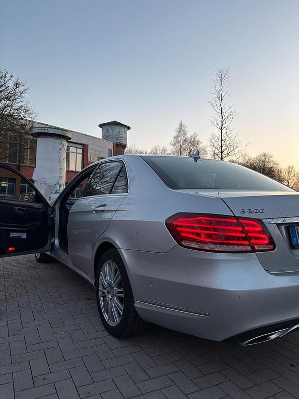 Gebraucht Mercedes E200 136 PS (100 kW) 2015 Silber Limousine