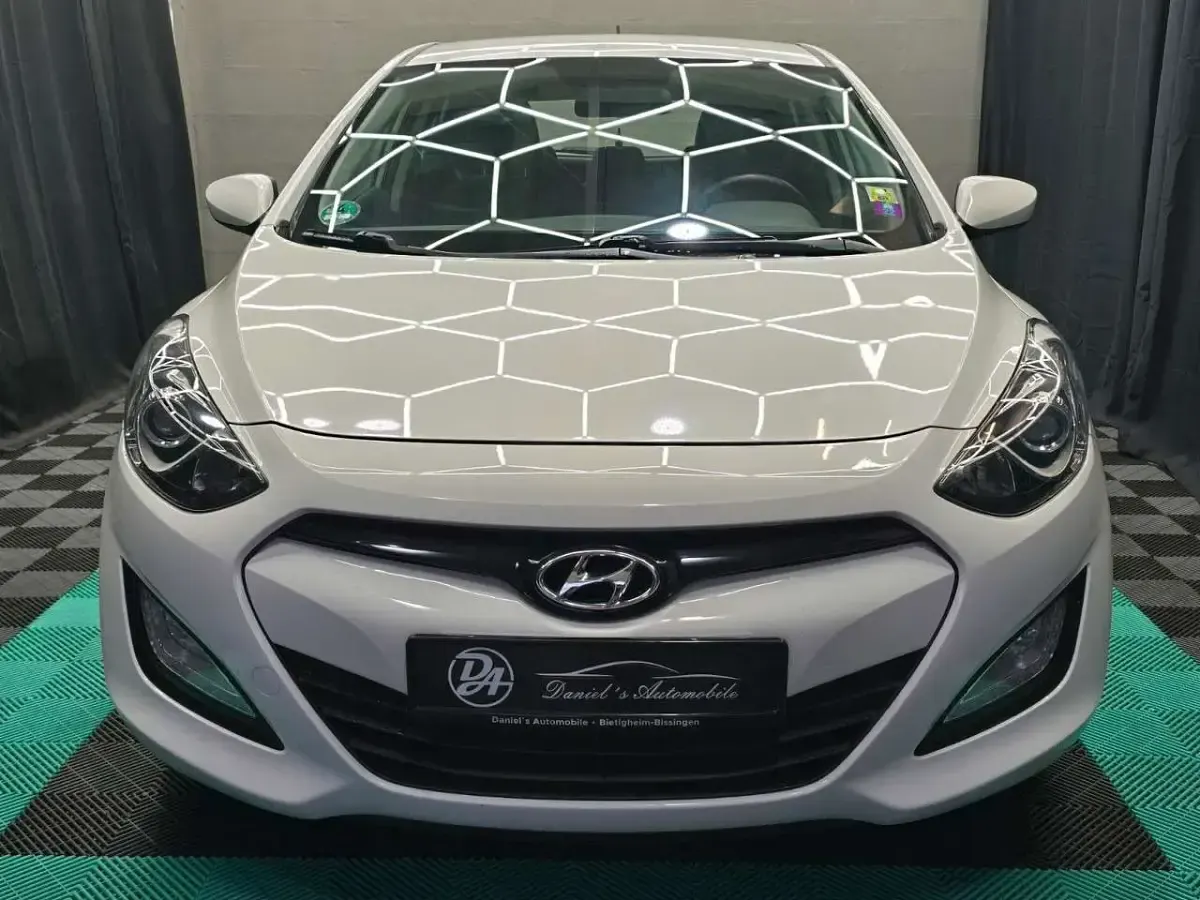 Gebraucht Hyundai i30 Classic 99 PS (72 kW) 2015 Weiß Limousine