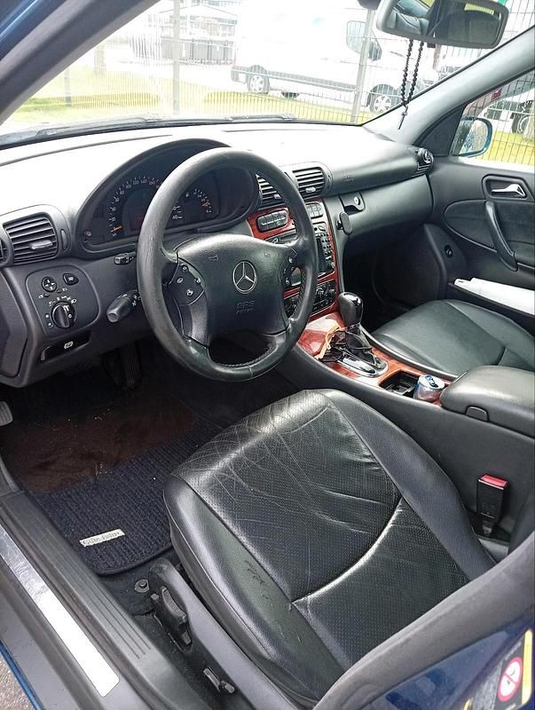 Second-hand Mercedes 200 122 CP (89 kW) 2004 Albastru Break