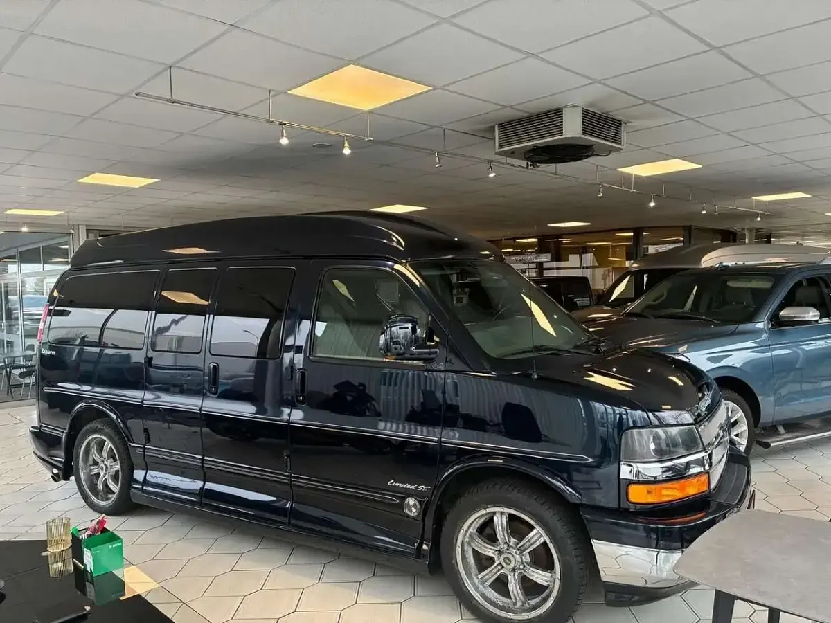 Usado Chevrolet Express 314 HP (230 kW) 2012 Azul Monovolume