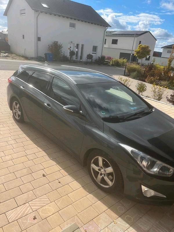 Grau Gebraucht 2014 Hyundai i40 Style Kombi | 5.400 € (Fairer Preis) - Bild 1/4