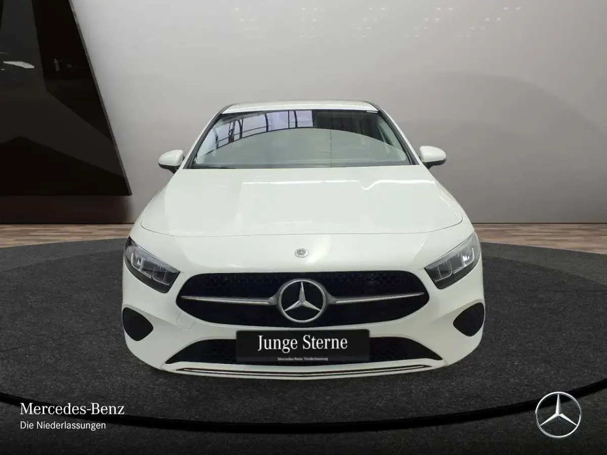 Gebraucht Mercedes A180 Progressive 136 PS (100 kW) 2025 Polarweiß Limousine
