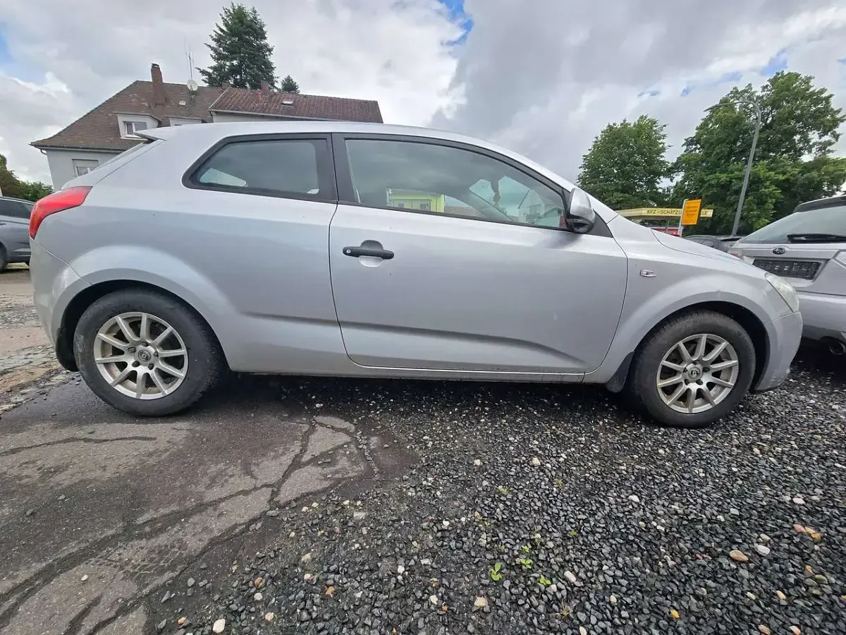 Gebraucht Kia Ceed LX 105 PS (77 kW) 2009 Silber Kleinwagen