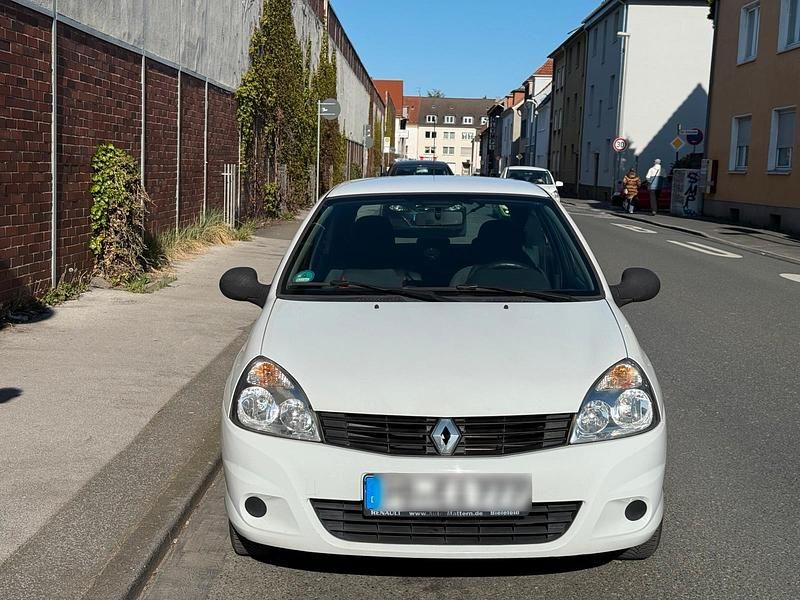 Weiß Gebraucht 2010 Renault Clio II Campus Kleinwagen | 2.000 € - Bild 1/4