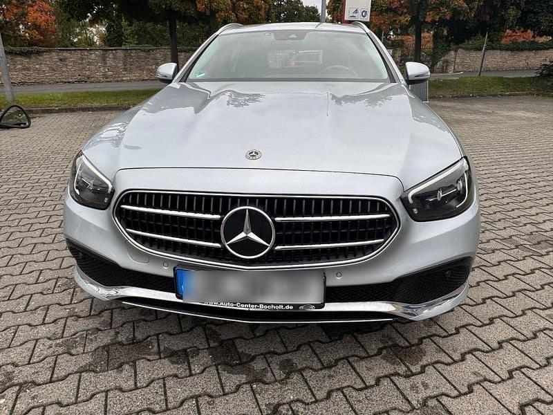 Silber Gebraucht 2021 Mercedes E220 Kombi | 24.850 € (Superpreis) - Bild 1/4