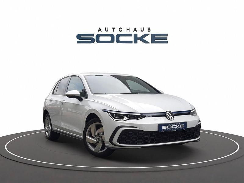 Weiß Gebraucht 2021 VW Golf VIII GTE Limousine | 24.985 € (Fairer Preis) - Bild 1/4