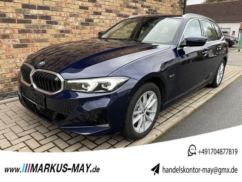 Blau Gebraucht 2022 BMW 330e Sport Line Limousine | 31.555 € (Guter Preis) - Bild 1/4