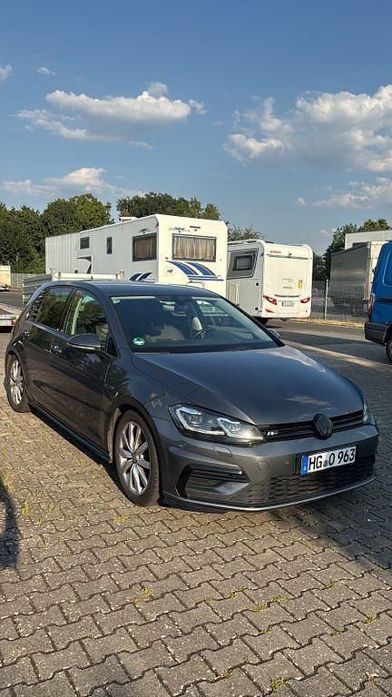 Grau Gebraucht 2017 VW Golf VII Highline Limousine | 13.480 € (Fairer Preis) - Bild 1/4