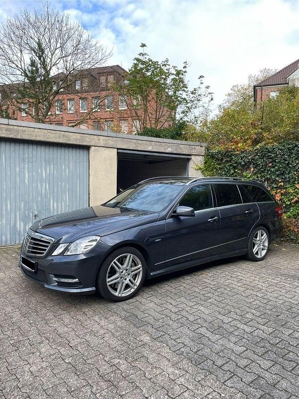 Grau Gebraucht 2011 Mercedes E500 Avantgarde Kombi | 20.950 € (Fairer Preis) - Bild 1/4