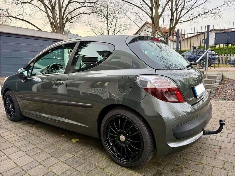 Grau Gebraucht 2006 Peugeot 207 Filou Limousine | 2.499 € (Fairer Preis) - Bild 1/4