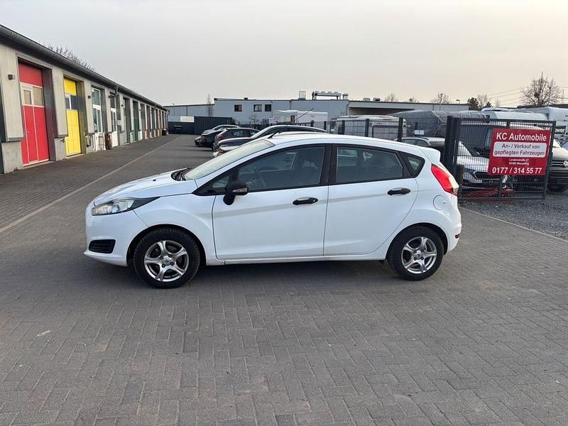 Gebraucht Ford Fiesta Ambiente 60 PS (44 kW) 2013 Frostweiß Kleinwagen
