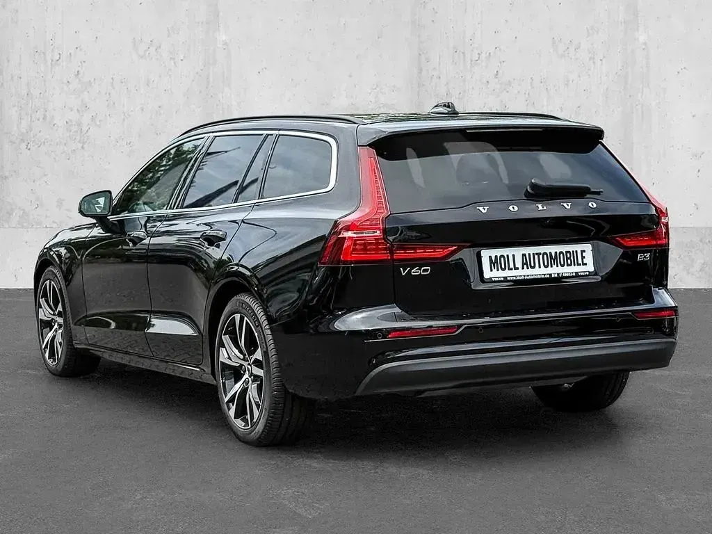 Gebraucht Volvo V60 Core 163 PS (119 kW) 2024 Schwarz Kombi