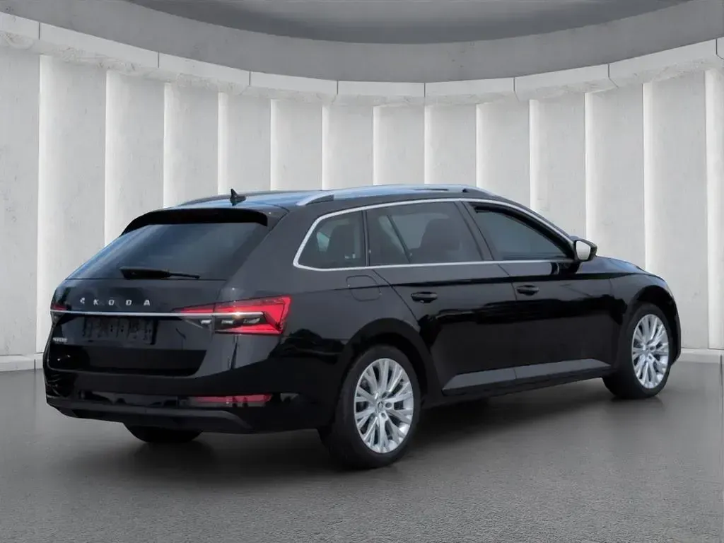 Gebraucht Skoda Superb Style 200 PS (147 kW) 2023 Schwarzmagic perleffekt Kombi