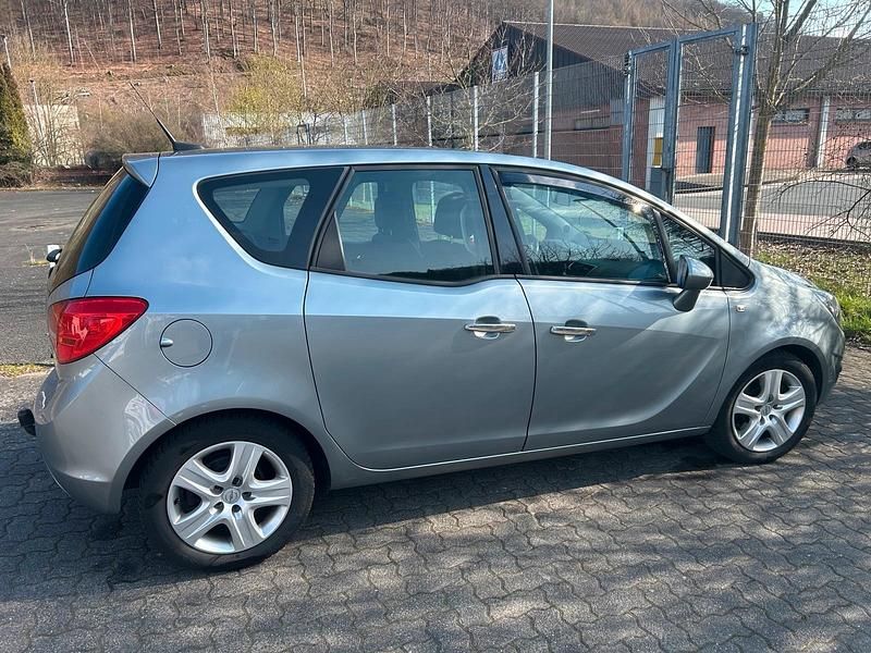 Gebraucht Opel Meriva 101 PS (74 kW) 2011 Silber Van / Kleinbus