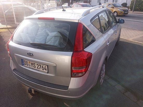 Gebraucht Kia Ceed Spirit 126 PS (92 kW) 2010 Kirunasilber met. (metallic) Kleinwagen