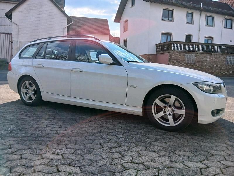 Gebraucht BMW 320 177 PS (130 kW) 2009 Weiß Kombi