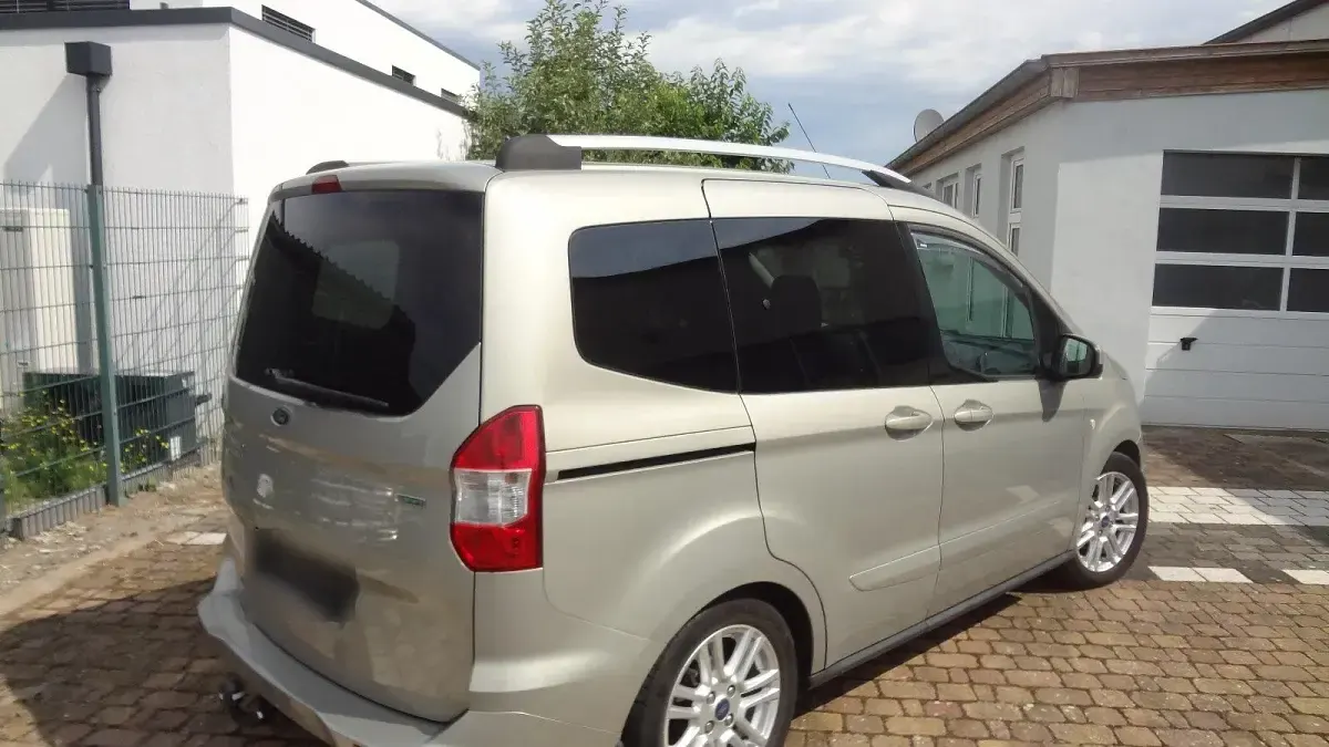 Gebraucht Ford Tourneo Courier Titanium 101 PS (74 kW) 2017 Van / Kleinbus