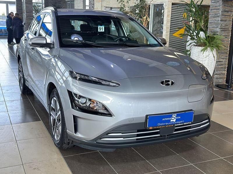 Gebraucht Hyundai Kona Select 100 kW (136 PS) 2023 Silber shimmering silver / met (metallic) SUV