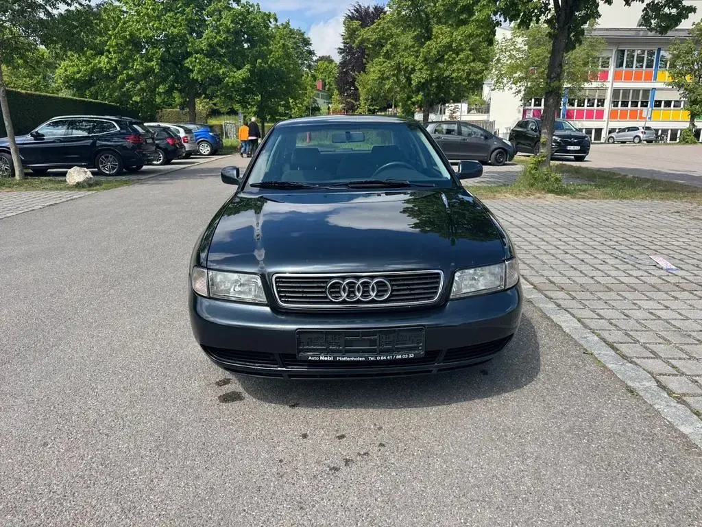 Używany Audi A4 101 KM (74 kW) 1996 Czarny Sedan/Limuzyna