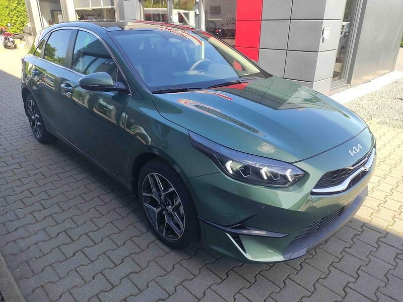 Neu Kia Ceed Platinum 140 PS (102 kW) 2025 Experience grün Kleinwagen