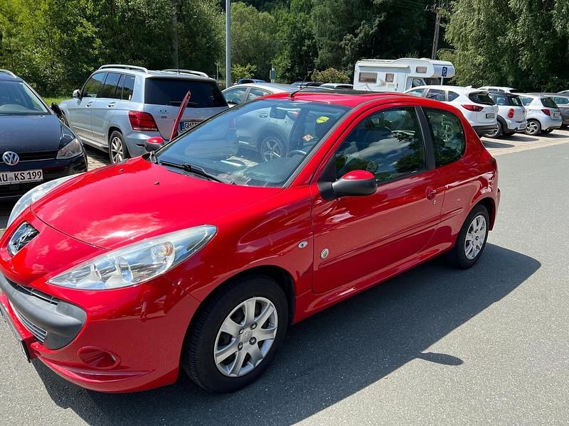 Rot Gebraucht 2012 Peugeot 206+ Kleinwagen | 3.500 € - Bild 1/4